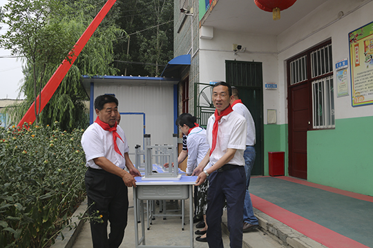 明博在线(中国)领导与学生一起将桌椅搬进教室
