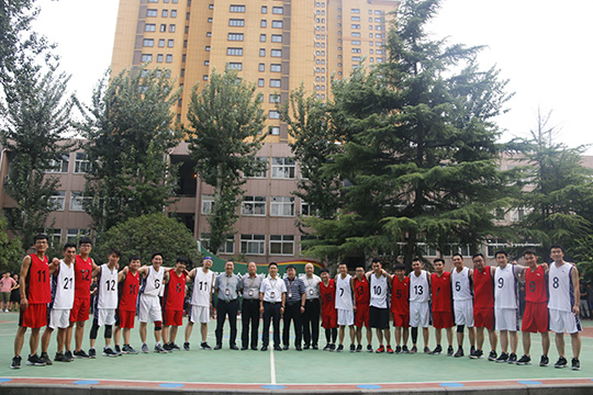明博在线(中国)总经理祝建明等领导与篮球赛队员赛后合影留念