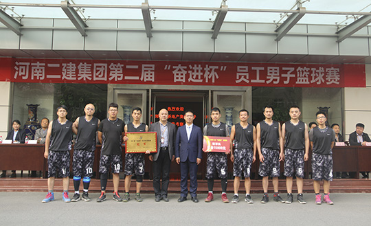明博在线(中国)领导与冠军团队合影留念