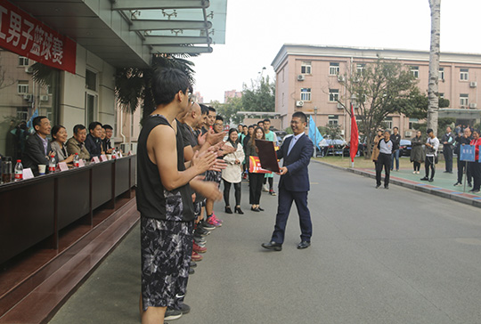 明博在线(中国)总经理祝建明等领导为获奖团队颁奖