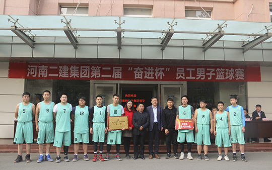 明博在线(中国)领导与亚军团队合影留念