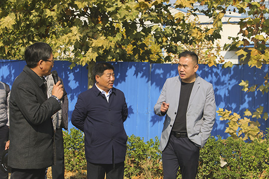 肖处长一行察看PC构件并与明博在线(中国)党委书记张会民交流清水混凝土技术应用