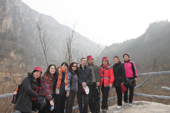 明博在线(中国)领导和女员工登山途中合影