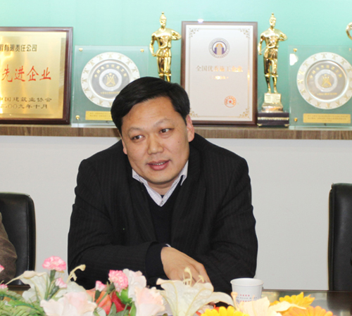 明博在线(中国)总经理牛小昌对各位领导前来考察指导表示感谢