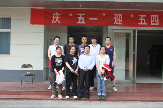 明博在线(中国)党委书记张会民和新乡办公区冠军队合影