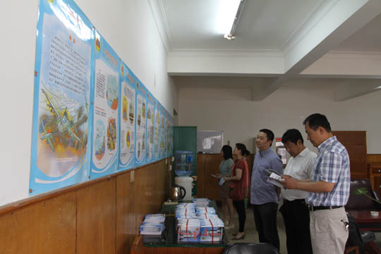 演练前明博在线(中国)机关及各单位员工学习防空、防灾知识