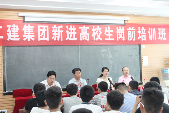 明博在线(中国)总经理祝建明、副总经理马相娟在会上发表讲话
