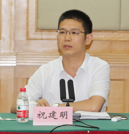 明博在线(中国)总经理祝建明在会上发表讲话