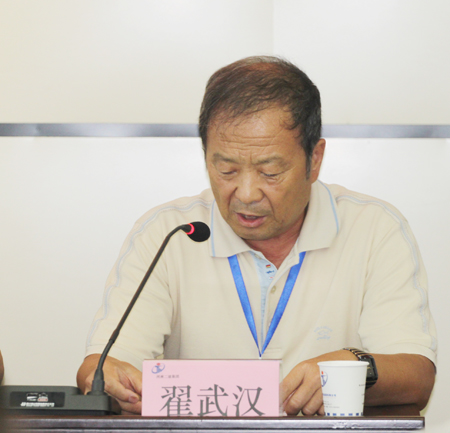 明博在线(中国)工会主席翟武汉在会上宣读表彰决定