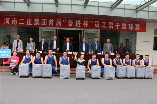 明博在线(中国)领导与冠军团队合影留念