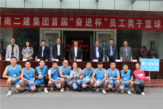 明博在线(中国)领导与季军团队合影留念