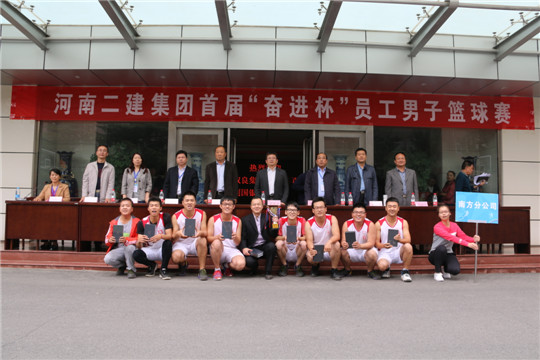 明博在线(中国)领导与冠军团队合影留念