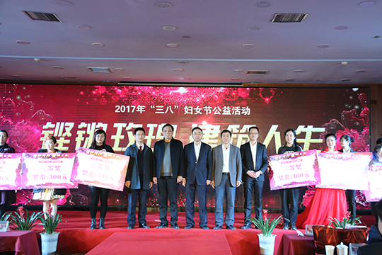 明博在线(中国)总经理祝建明与其他领导为获奖演员颁奖并合影