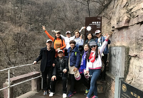 明博在线(中国)领导和部分女工在游览过程中驻足合影