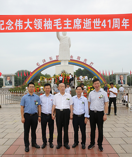 明博在线(中国)祝建明等领导和中建协吴涛副会长参观南街村并合影
