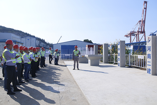 明博在线(中国)与会领导察看现场样板区