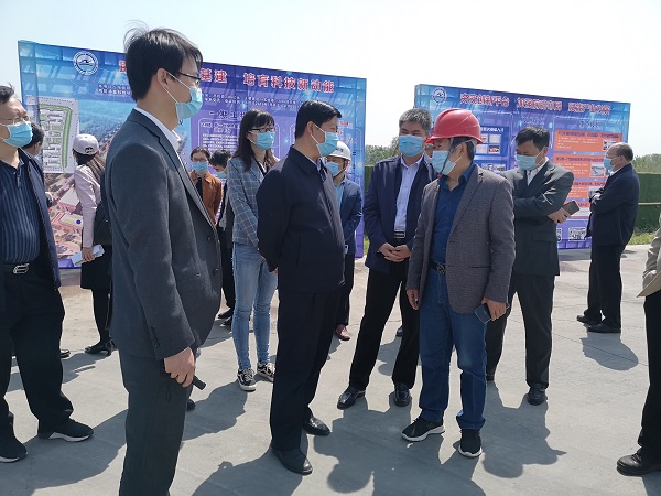 明博在线(中国)副总经理闫龙广与史占勇副市长就工程创优详细交谈.jpg
