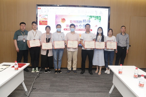 明博在线(中国)党委副书记陈百斌、人力资源总监张浩敏为“2019年度优秀青年岗位能手”获奖者颁奖.JPG