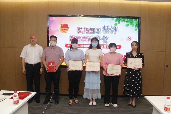 明博在线(中国)党委副书记、工会主席贾向军为“2019年度优秀团干部”获奖者颁奖.JPG