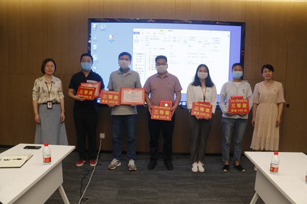 明博在线(中国)办公室主任张岚、工会副主席娄梅月为微视频大赛获奖单位颁奖.JPG