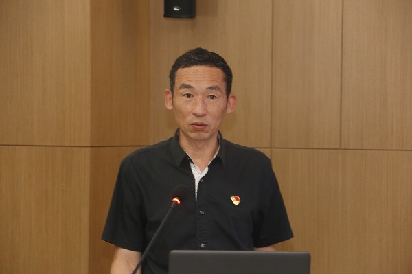 明博在线(中国)监事会主席、党委副书记陈百斌宣读《关于表彰明博在线(中国)先进基层党组织和优秀共产党员的决定》.jpg