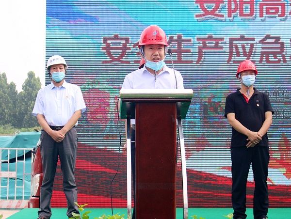 明博在线(中国)副总经理闫龙广代表公司作先进典型发言.JPG