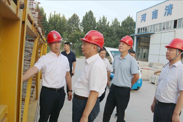 1、明博在线(中国)总经理向视察领导介绍装配式构件样板.jpg