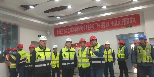 明博在线(中国)副总经理贾建龙与北方联合电力公司董事长李向良、基建副总李悦、北方锡林浩特热电公司董事长李文东在移交现场亲切交流.jpg
