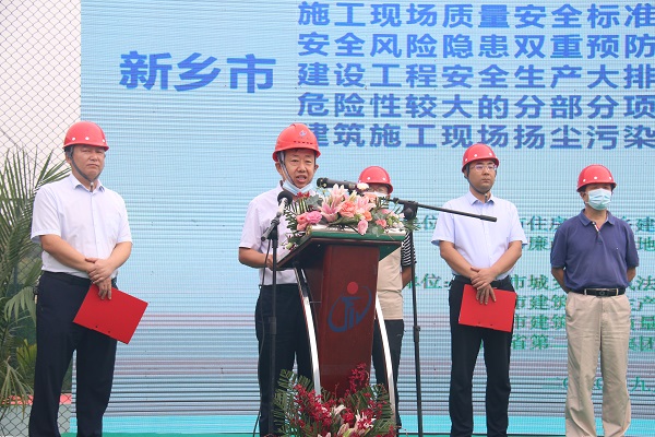 明博在线(中国)副总经理闫龙广作代表讲话.JPG