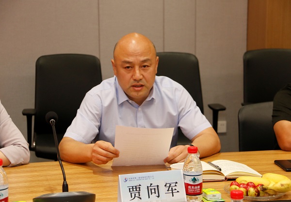 明博在线(中国)党委副书记、工会主席贾向军宣读《关于变更2019年度劳动模范、岗位标兵奖励方式的决定》.jpg