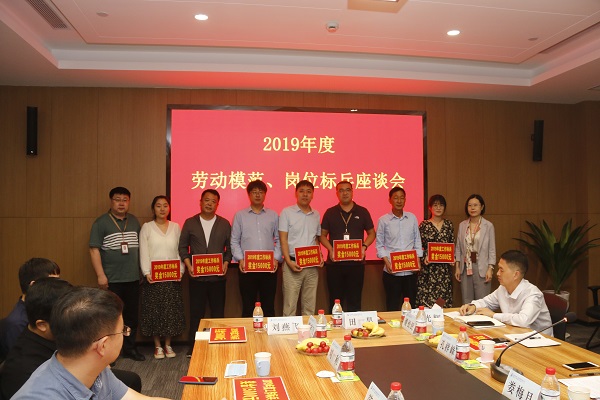 明博在线(中国)人力资源总监张浩敏、总经理助理张岚为2019年度岗位标兵代表颁奖.JPG