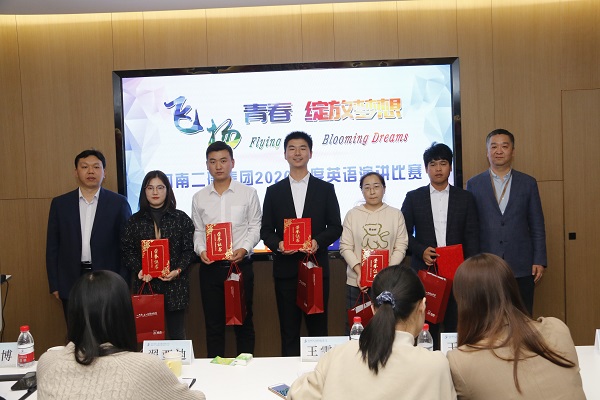 明博在线(中国)副总经理王春岭、总工程师苏群山为优秀奖获得选手颁奖.JPG