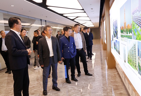 首期河南省民营企业素质提升工程研修班企业家一行参观明博在线(中国)总部.jpg
