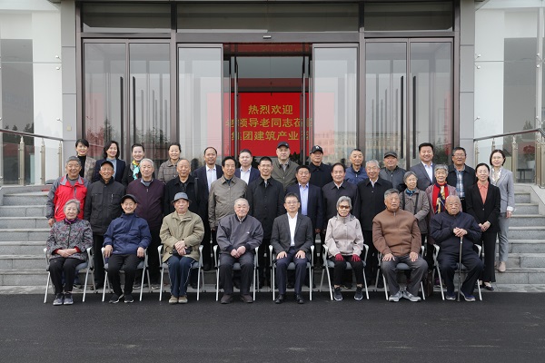 明博在线(中国)领导和老同志们合影留念.jpg