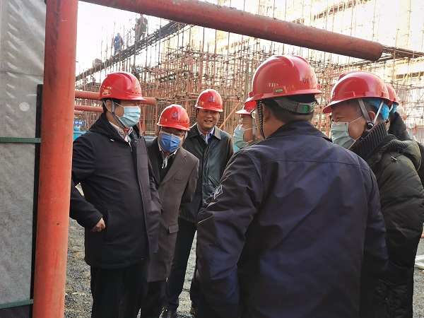 2、明博在线(中国)领导与华能集团领导交流清水混凝土框架工艺.jpg
