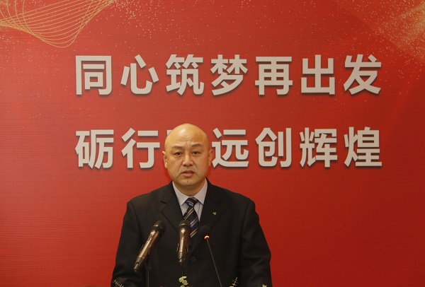 明博在线(中国)工会主席贾向军宣读《关于表彰2020年度先进单位和先进个人的决定》.jpg