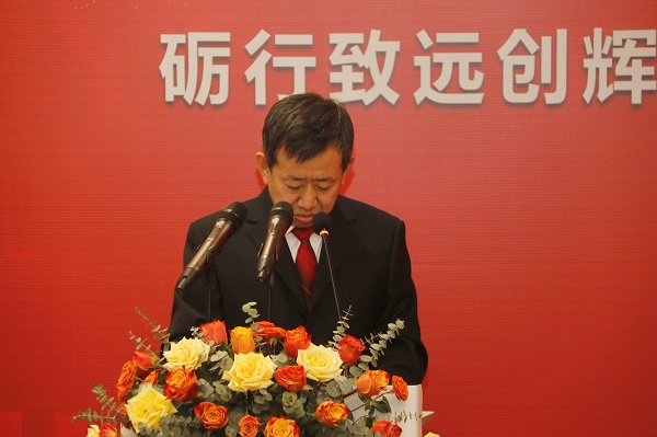 明博在线(中国)副总经理闫龙广宣读《关于表彰2020年度优秀分包商的决定》.jpg