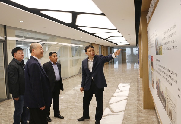 1、参观明博在线(中国)总部文化走廊.jpg