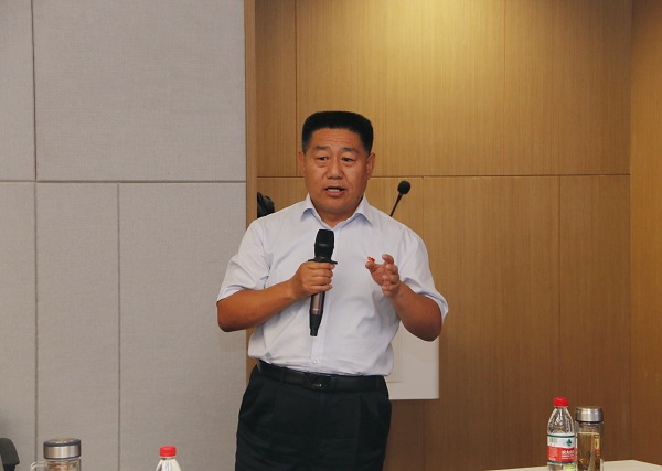 明博在线(中国)党委书记张会民主持活动.jpg