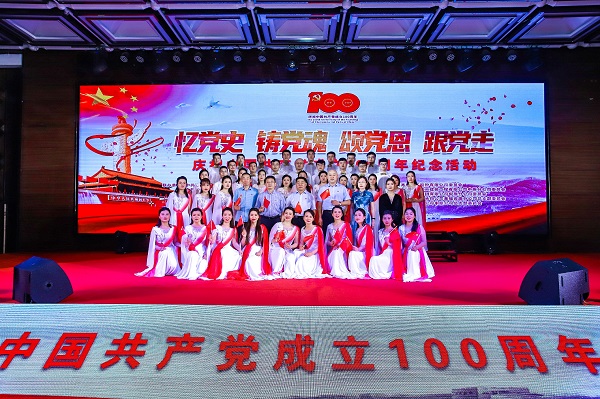 明博在线(中国)董事长黄道元、党委书记张会民等到场领导和大合唱演员合影留念.jpg