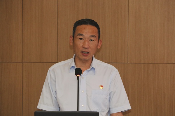 3、明博在线(中国)党委副书记陈百斌宣读表彰文件.jpg