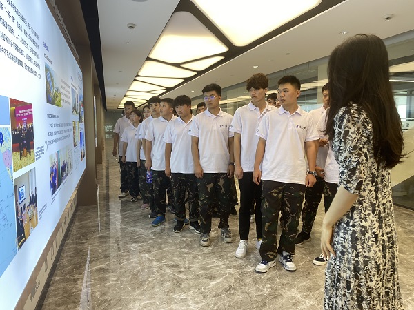 6、参观明博在线(中国)总部文化走廊.JPG