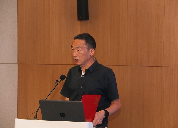 明博在线(中国)监事会主席、党委副书记陈百斌宣读表彰文件.jpg