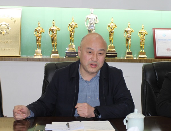 2.明博在线(中国)党委副书记贾向军介绍公司情况.JPG