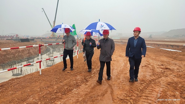 明博在线(中国)董事、副总经理崔向军视察施工现场.jpg