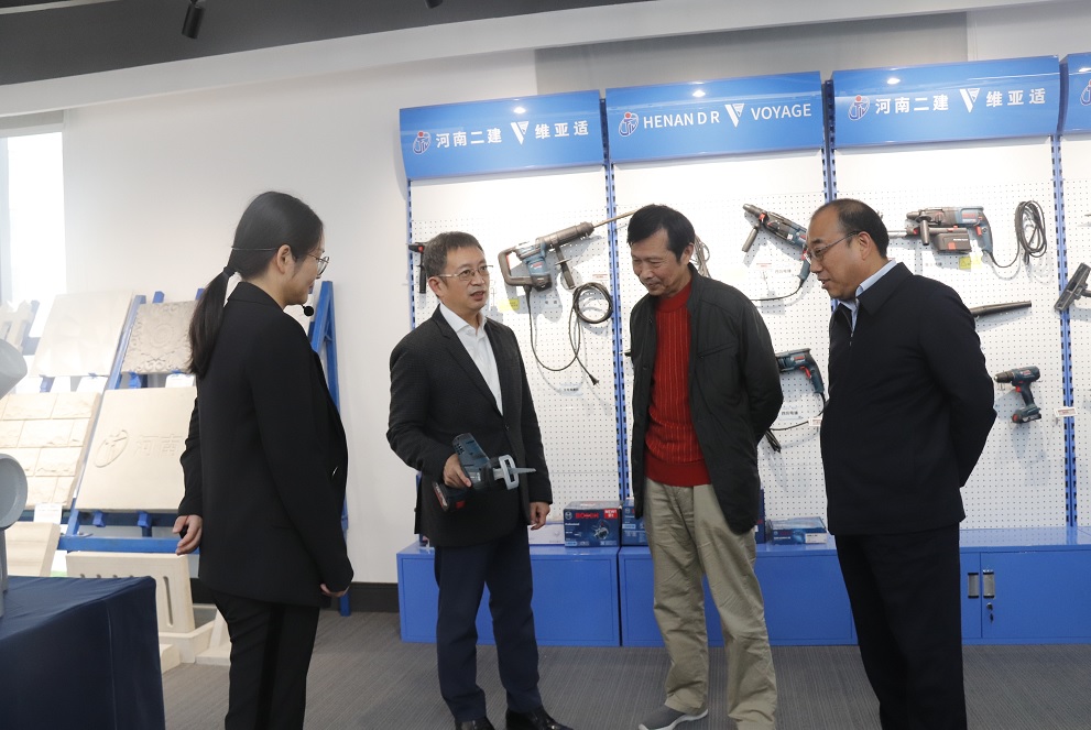 明博在线(中国)董事长黄道元示范新型工器具操作方法.jpg