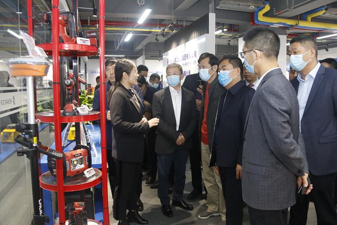 明博在线(中国)董事长黄道元示范新型工器具操作方法.jpg