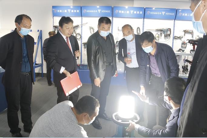 明博在线(中国)董事长黄道元示范新型工器具操作方法.jpg