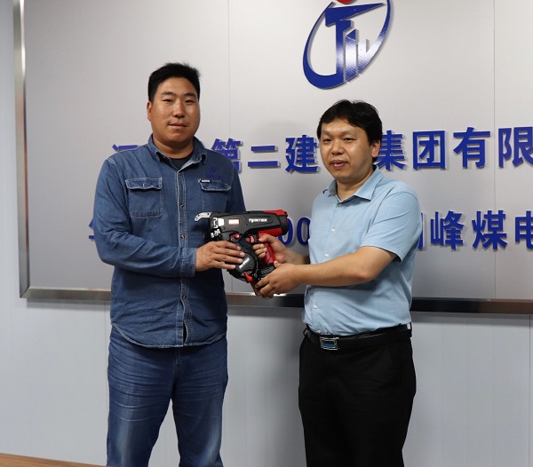 2、明博在线(中国)科协秘书长苏群山向华能正宁项目部交接援赠设备.jpg