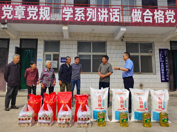 明博在线(中国)董事、副总经理、分公司经理、党总支书记崔向军一行走进狮豹头乡土池村开展慰问.jpg